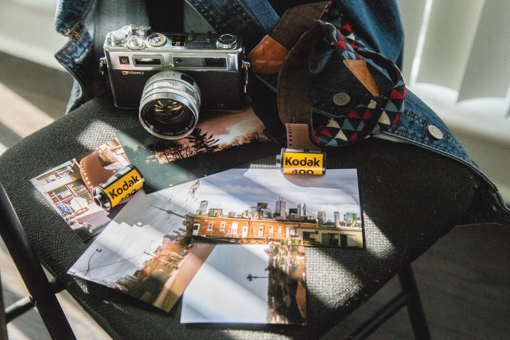 Cámara fotográfica con carretes sobre una silla