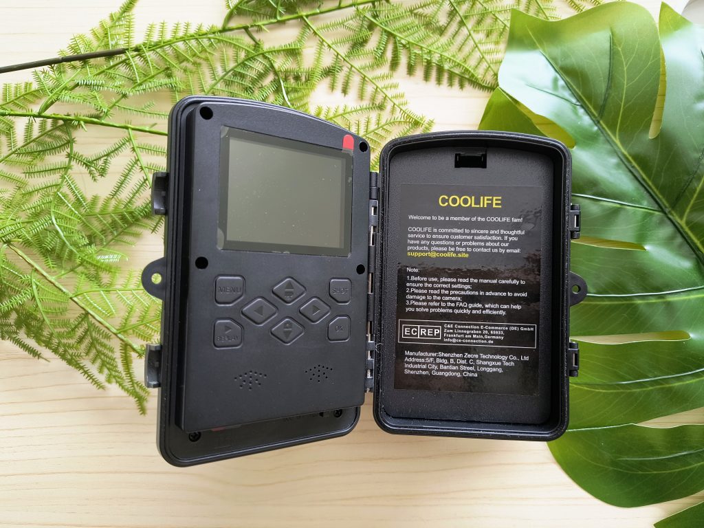 Cámara de fototrampeo Coolife abierta, con los botones de la configuración